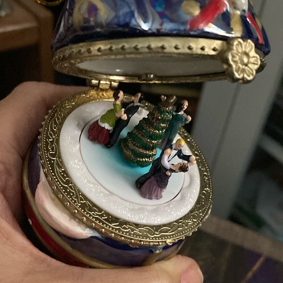 Vintage, 2008 animated Santa ornament music box. - Picture 6 of 9